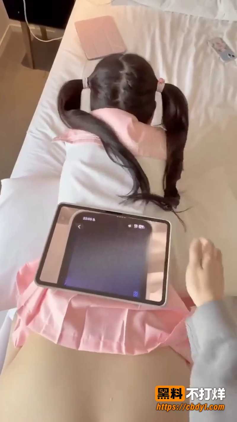 小远穿粉裙在床上翻来覆去拿平板遮骚逼8