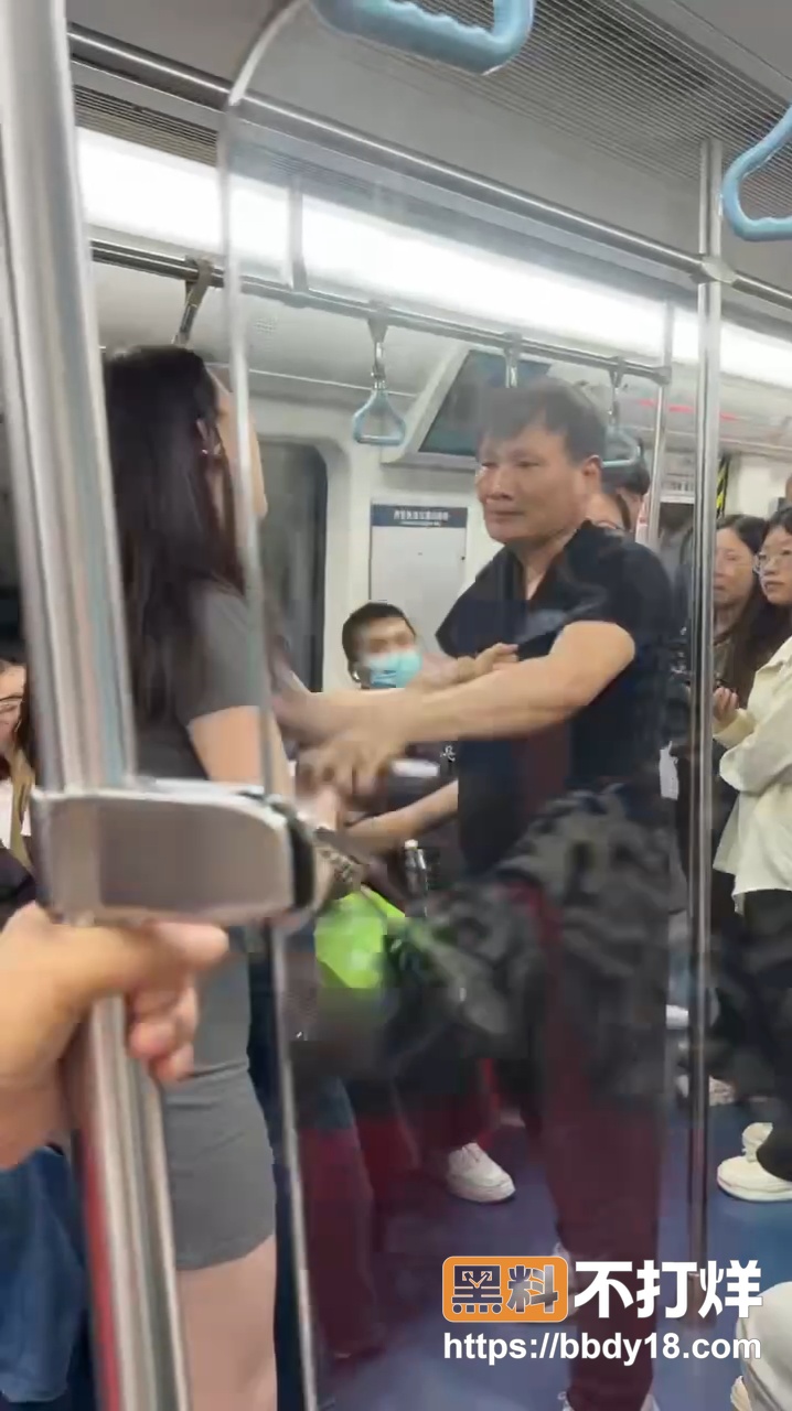 地铁偷拍事件引爆全网12