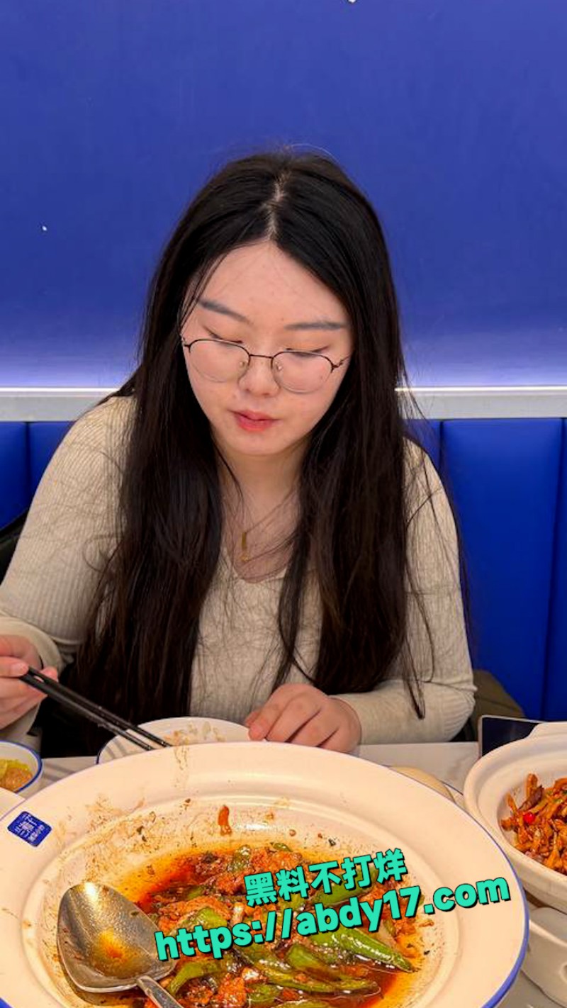 大奶学生妹与男友私密自拍 6