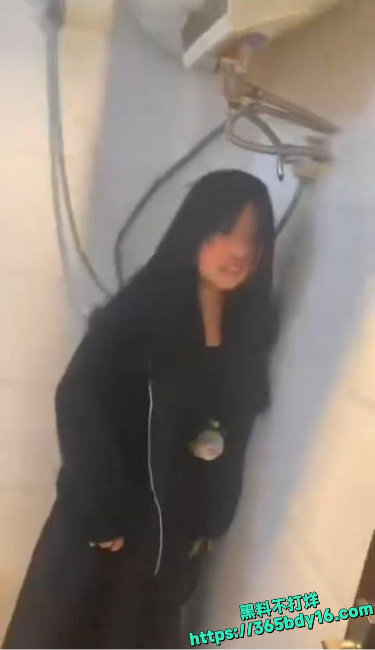 精神小妹聚众霸凌小姑娘事件曝光4.