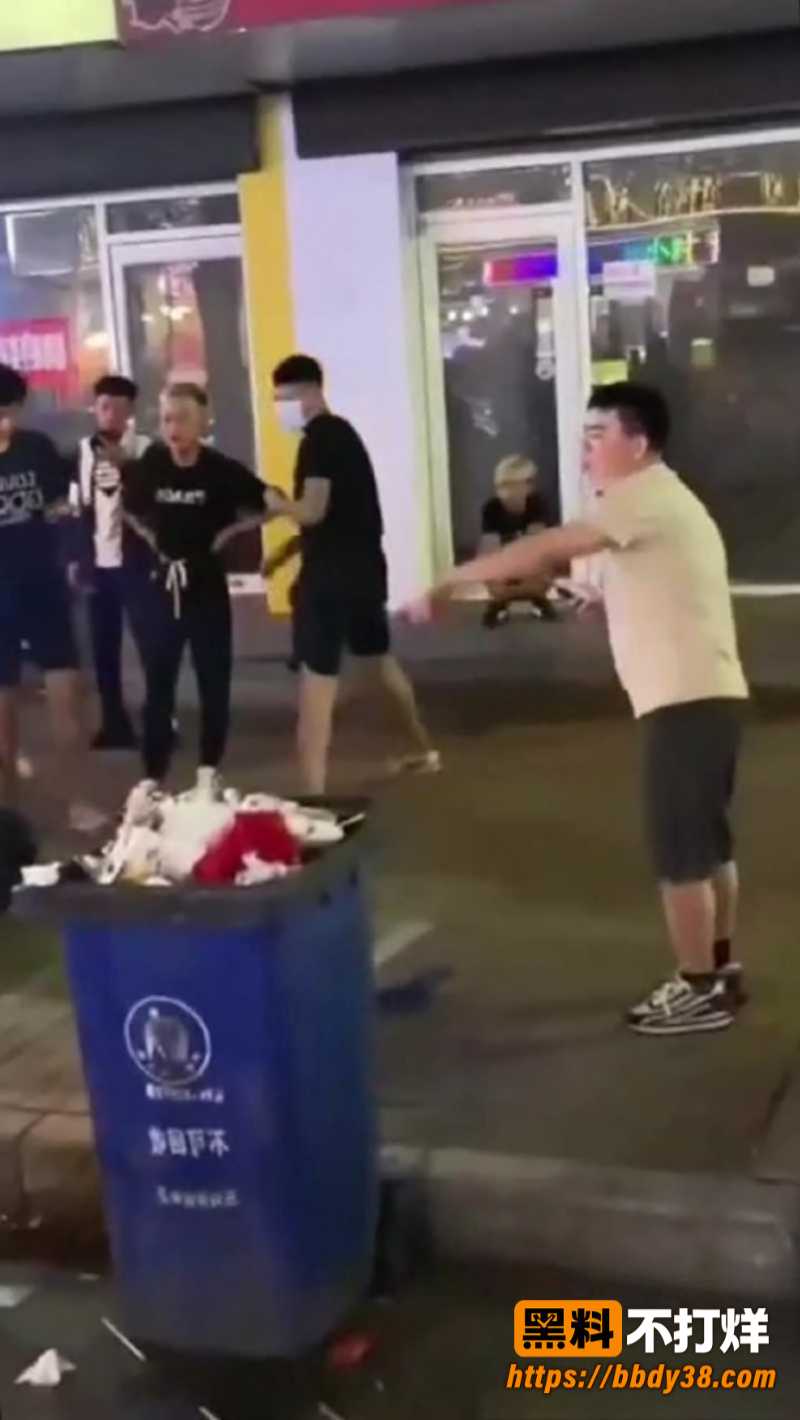 街头群殴冲突现场流出 男子光膀穿粉短裤参与互殴 现场混乱多人围观
