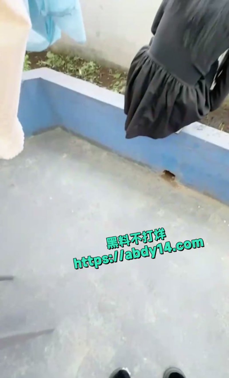 叔叔外出上班趁机勾引学姐2