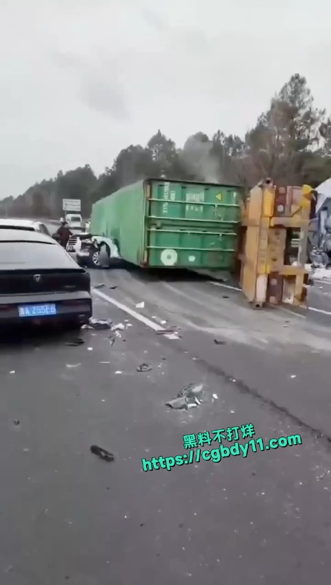 宁波杭甬高速车祸一辆货车侧翻压扁一小轿车 (5).jpg