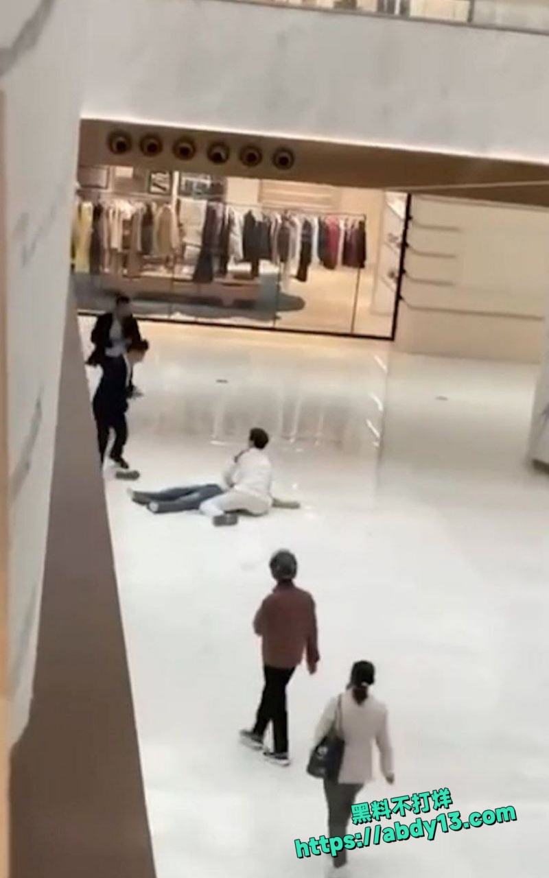 合肥银泰中心突发惊魂一幕7