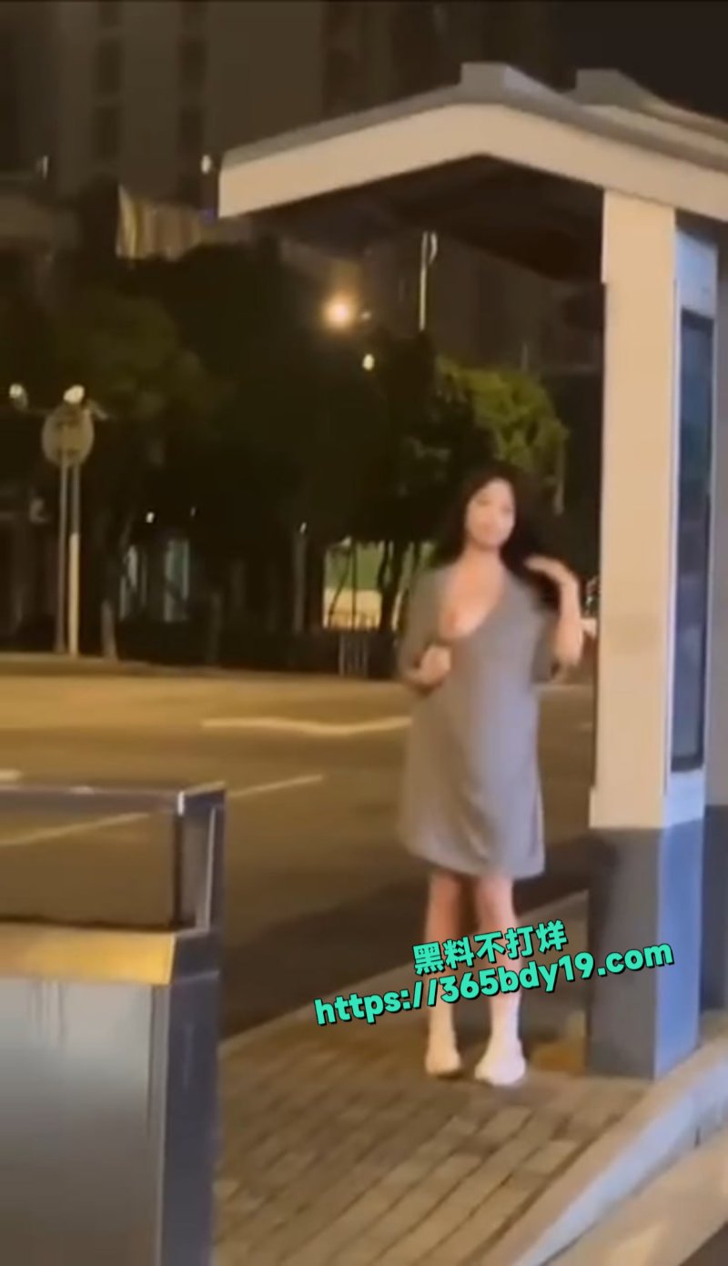 四川高颜值美女路边拍摄露出2