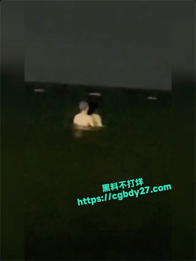 某地海边惊现小情侣水中做爱春色一幕毫不避讳5