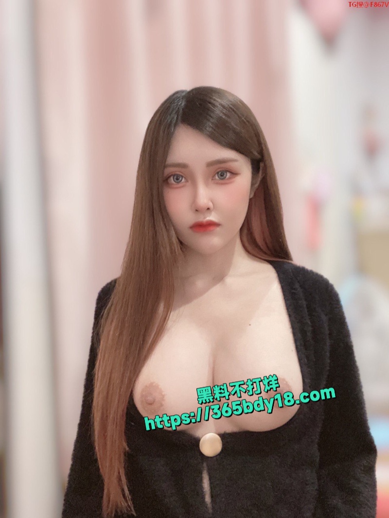 巨乳网美莫离早期私拍曝光 11