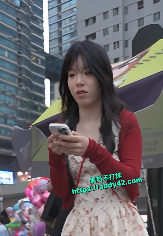 偷拍大神抄底短裙美女 1