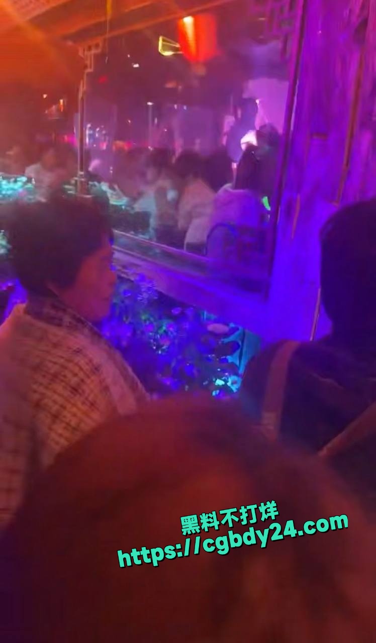 云南丽江酒吧的热舞让大爷根本挪不开步2