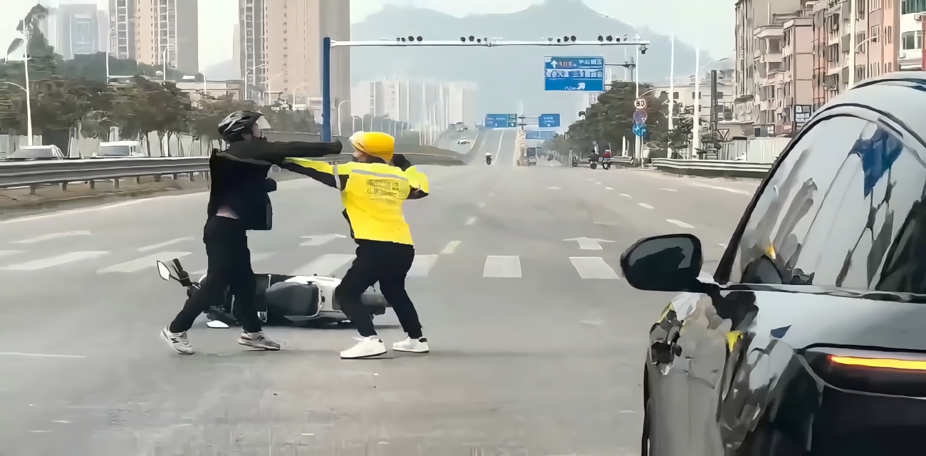 路怒症爆发堵路 1v1激烈打架 冲突升级车辆绕行 美团外卖员参与打架
