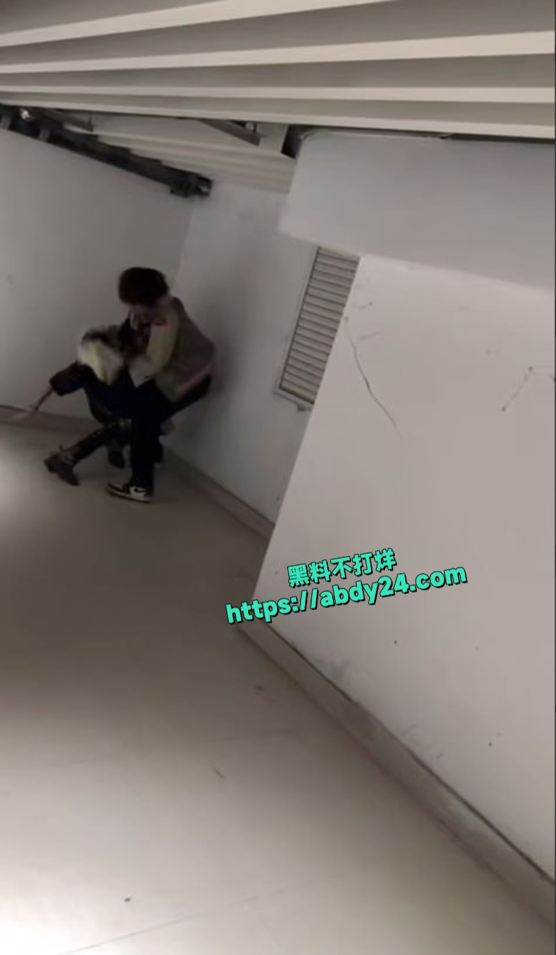 细狗精神小伙打架现场2
