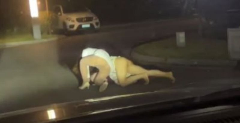 江苏徐州一男子开车途中偶遇一对婆媳撕逼大战 亮点不在打架而是在于婆婆竟然穿裙不穿内裤？！