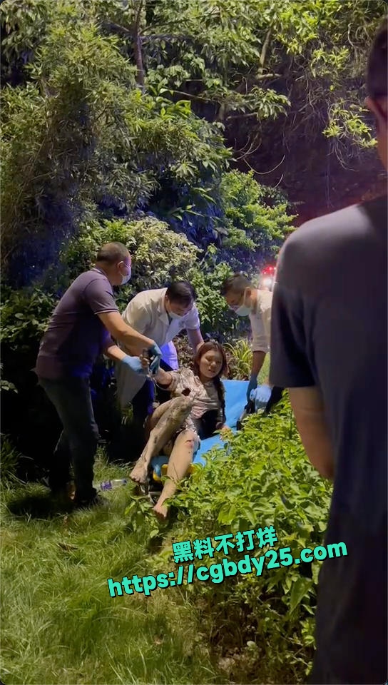 女骑士车祸烧车衣不蔽体躲草丛了3