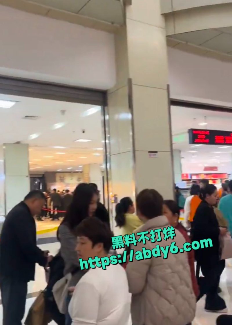 河南许昌胖东来时代广场一楼发生疑似持刀伤人事件7