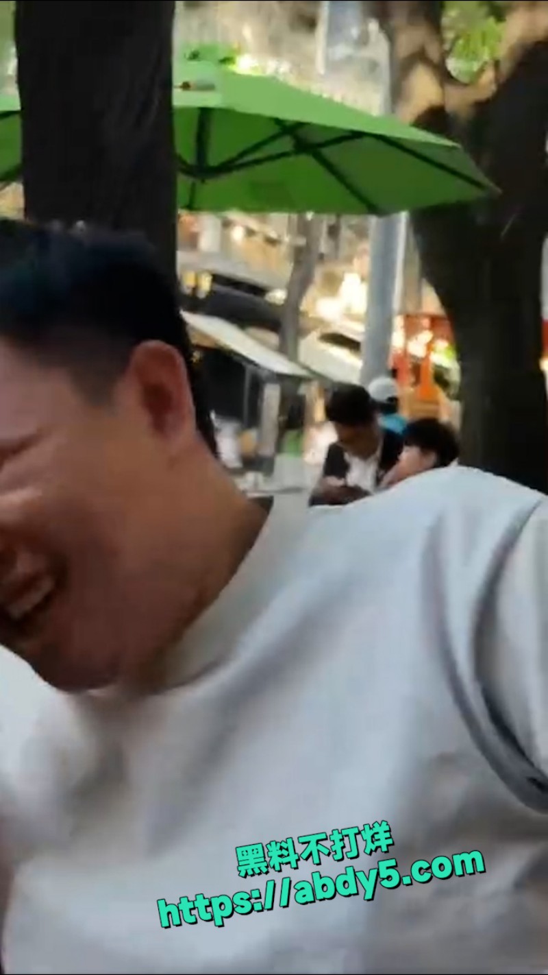 年轻小哥一柱擎天 3