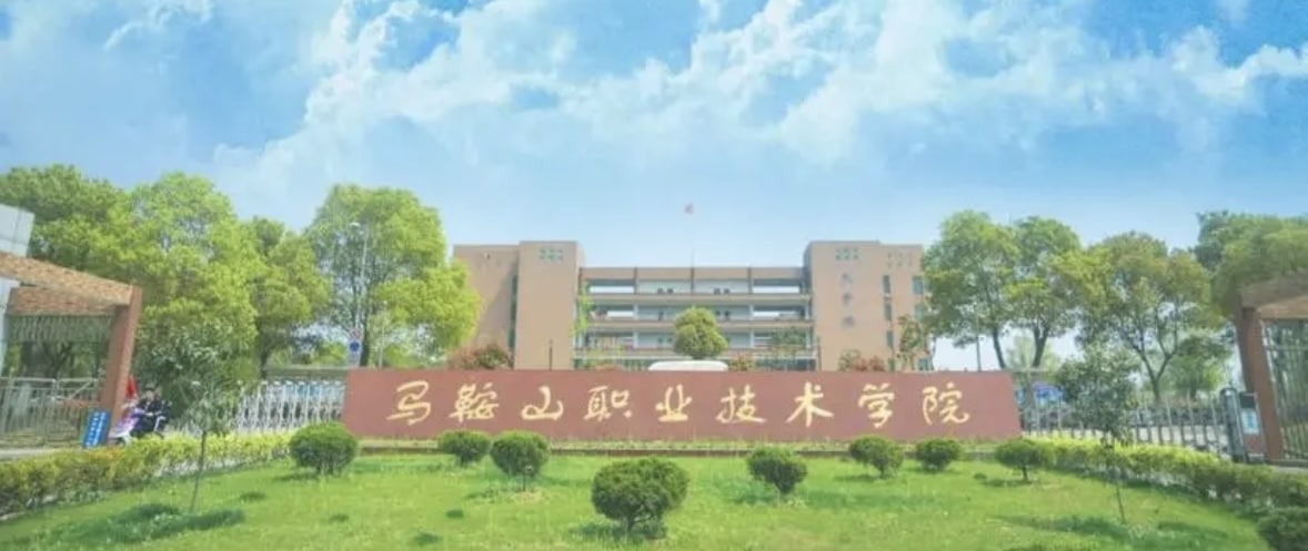 马鞍山职业技术学院海王渣男校园食堂跪地求饶遭女生狂扇耳光