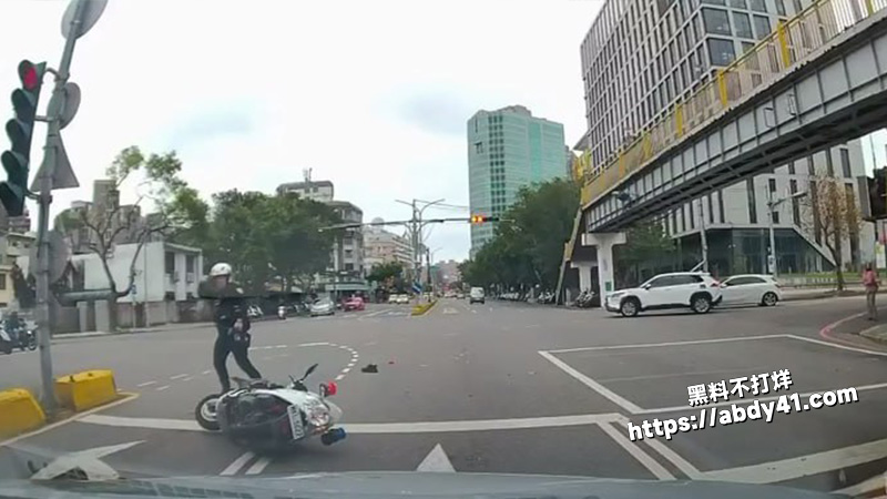 台湾新竹撞车后碾压警察.jpg5