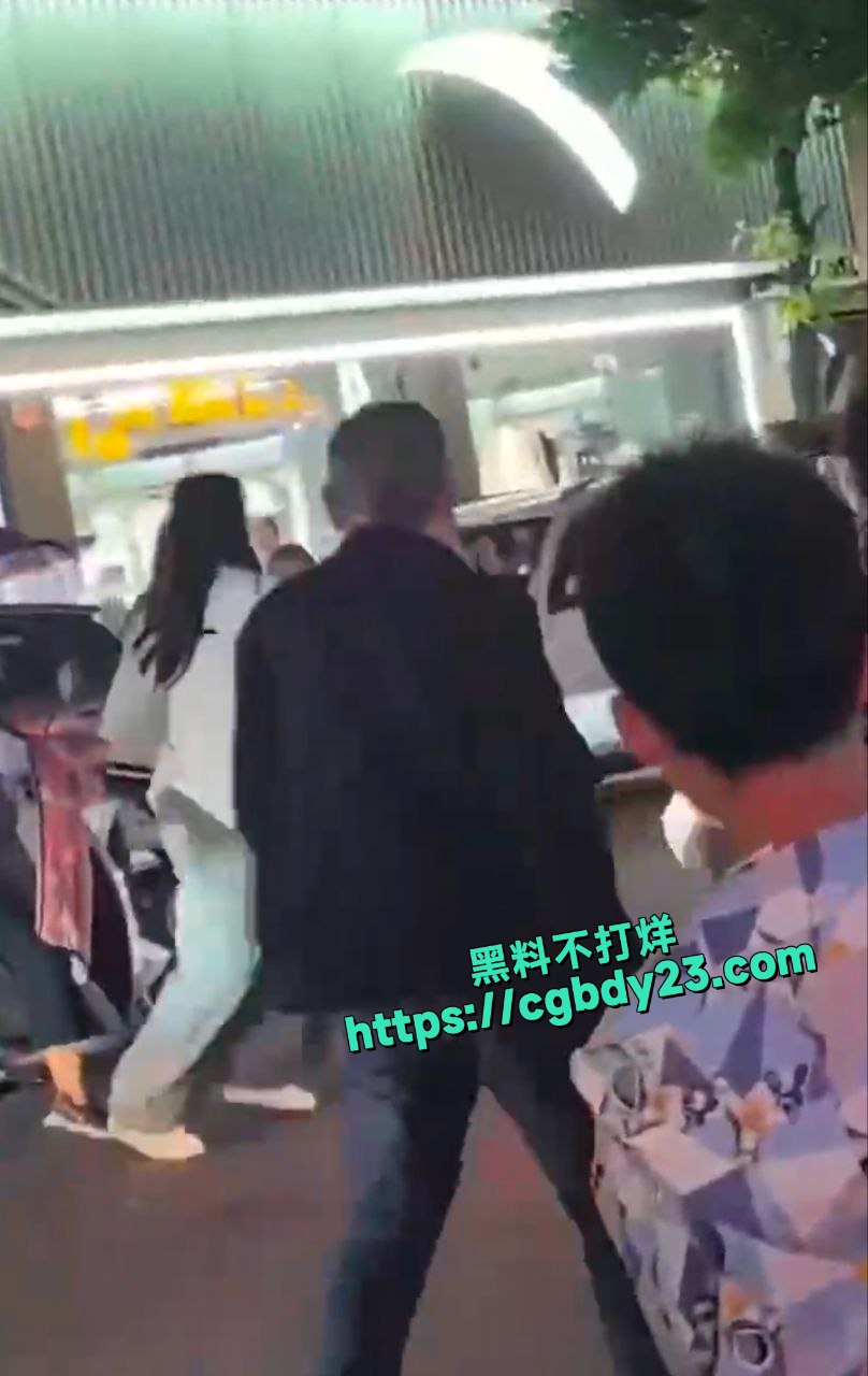 怀远精神小妹真狠拿刀上街互砍5