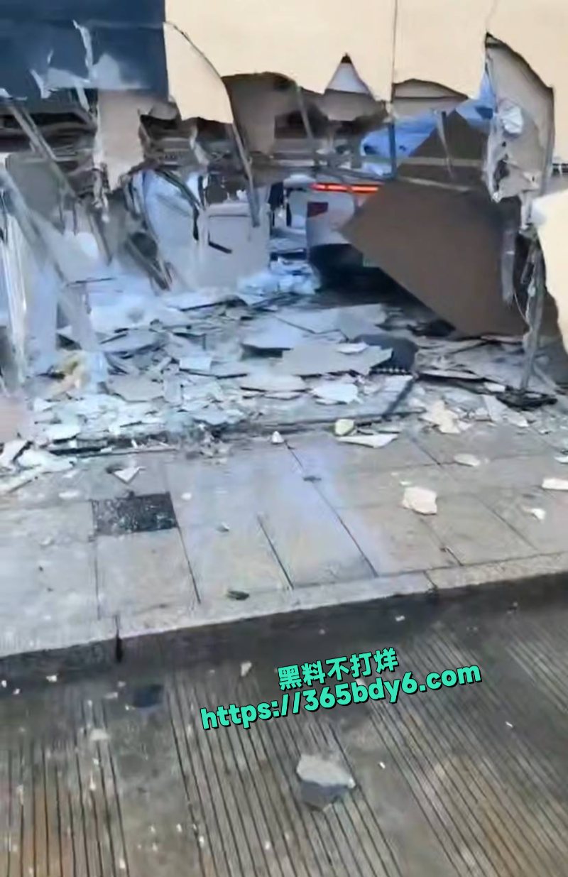 江苏南通突发惨烈车祸新能源汽车直接撞穿商场墙体2