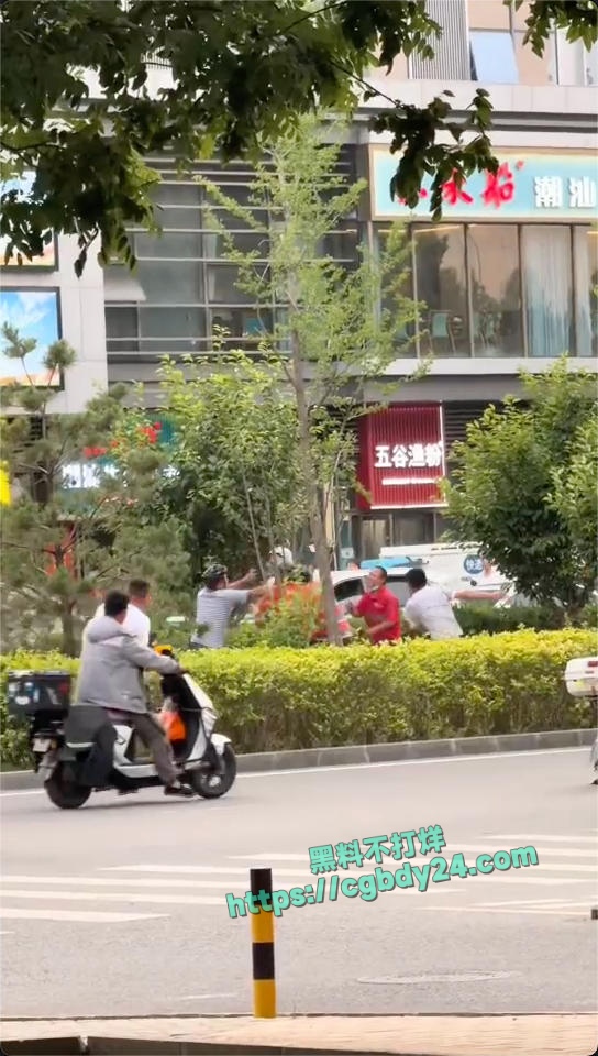 北京万科天地一带有人在楼上撒钱4