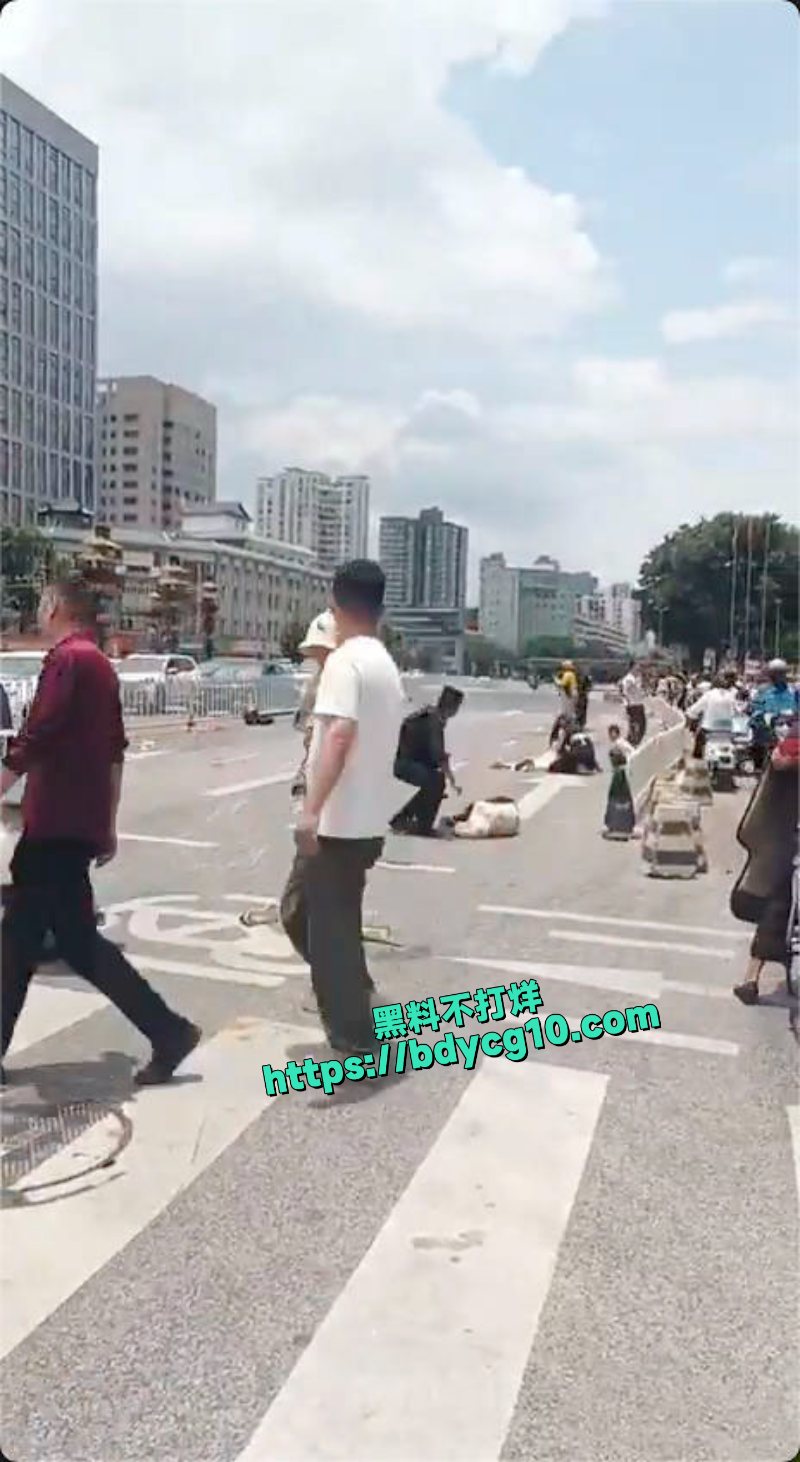 云南省昆明市金碧路发生汽车蓄意撞击多人事故4