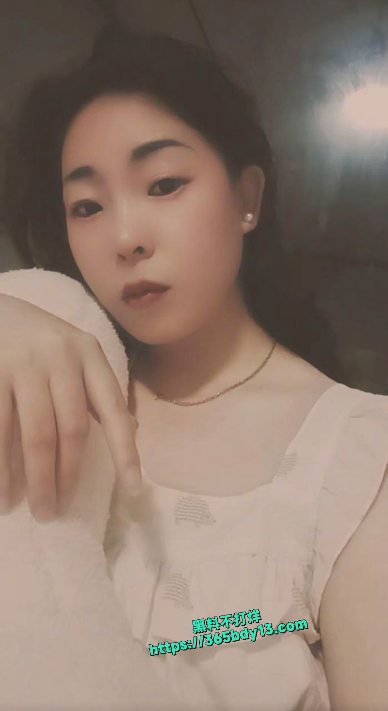 湖南长沙精神小妹刘思雨不雅私拍合集1