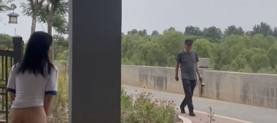 电梯惊魂 网红琳琳linlin成名之作曝光 大妈开门瞬间全网刷屏