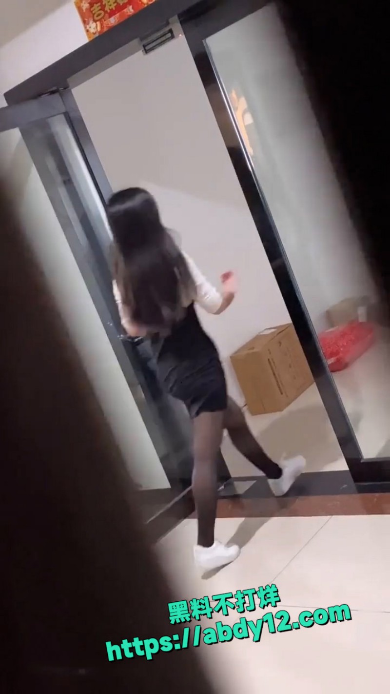 高端商场厕拍 11