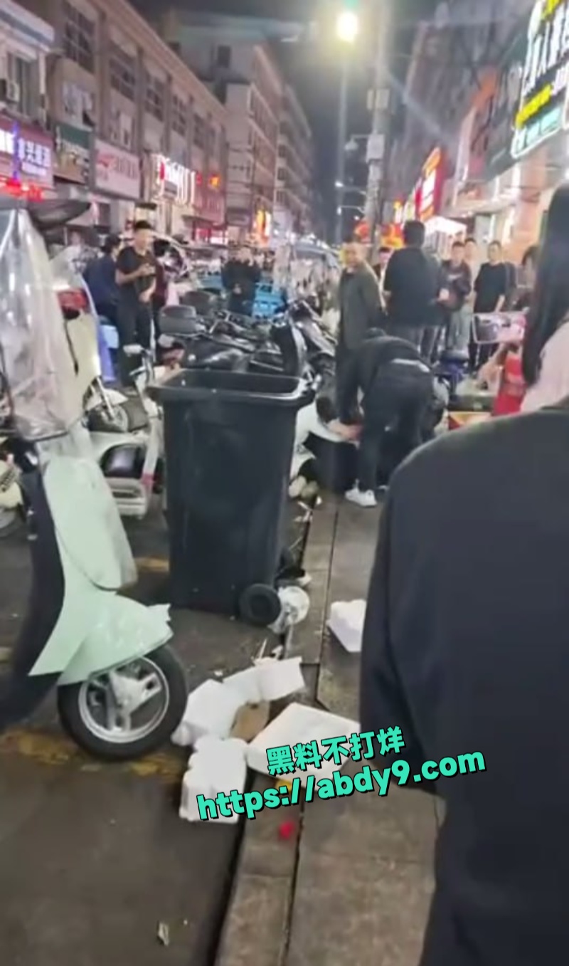 温州龙港池浦路街头抓小三视频曝光 3