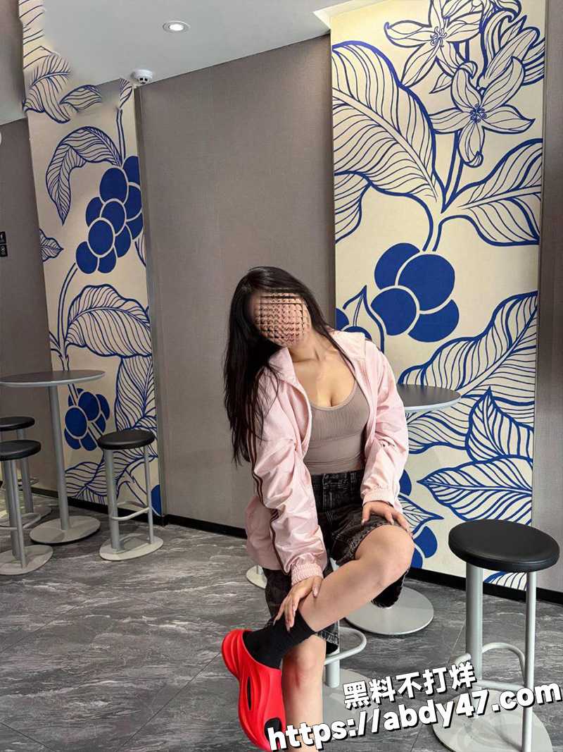 无套抽插堂姐的白虎小骚穴.jpg5