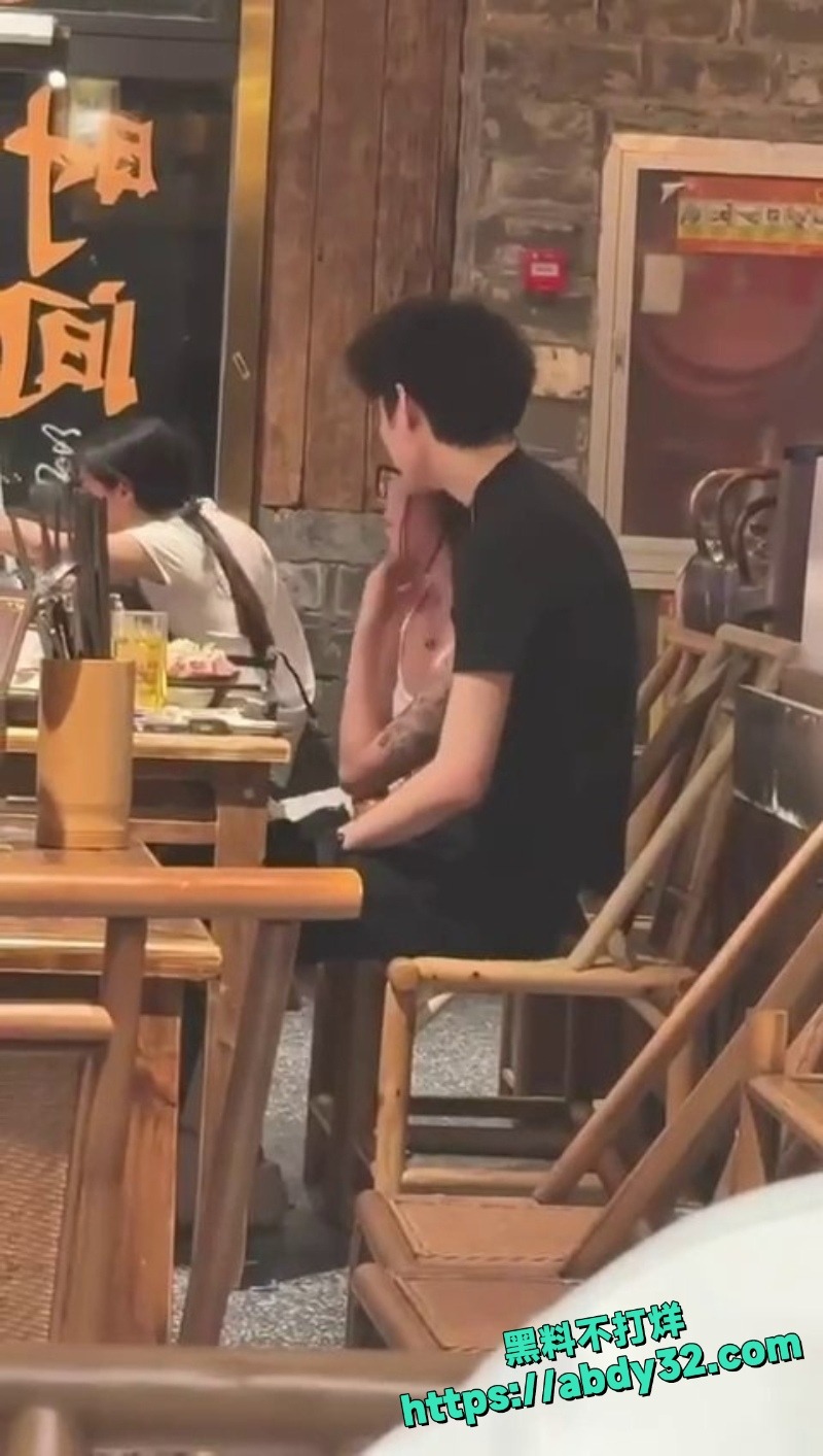 眼镜妹手摸鸡巴视频4