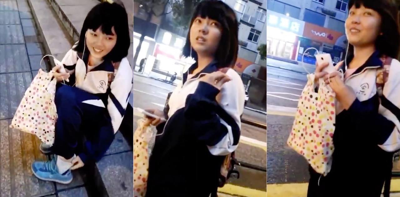 超劲爆大佬在大街上高端搭讪学生妹，在线脱袜摸脚！