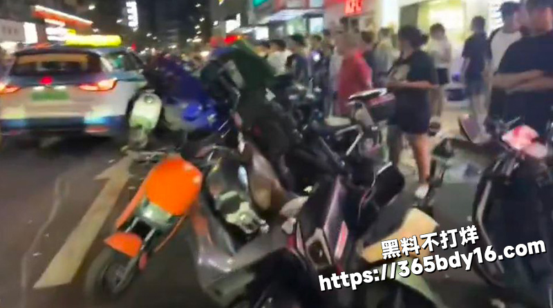 深圳龙岗区布吉路出租车冲撞行人 4