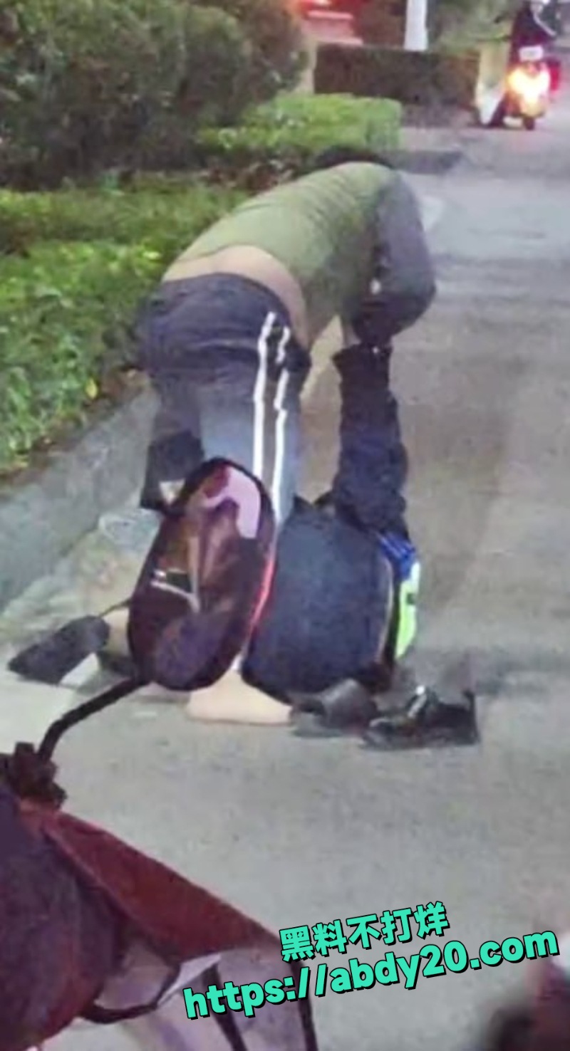 男子当街暴力打交警被抓7