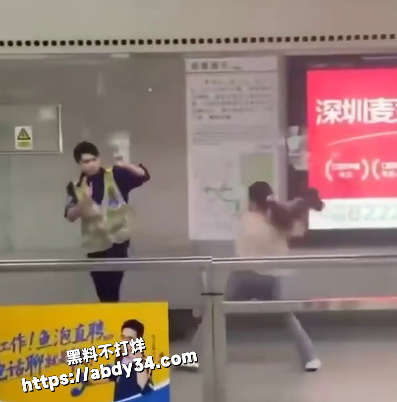 深圳地铁站惊现女号路怒症.jpg6