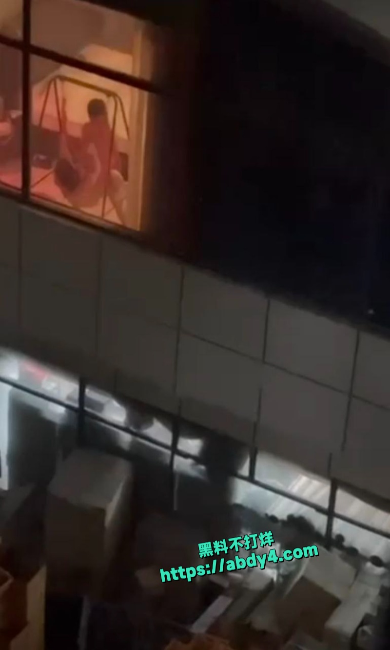 对楼邻居在落地窗摇篮上疯狂做爱 4