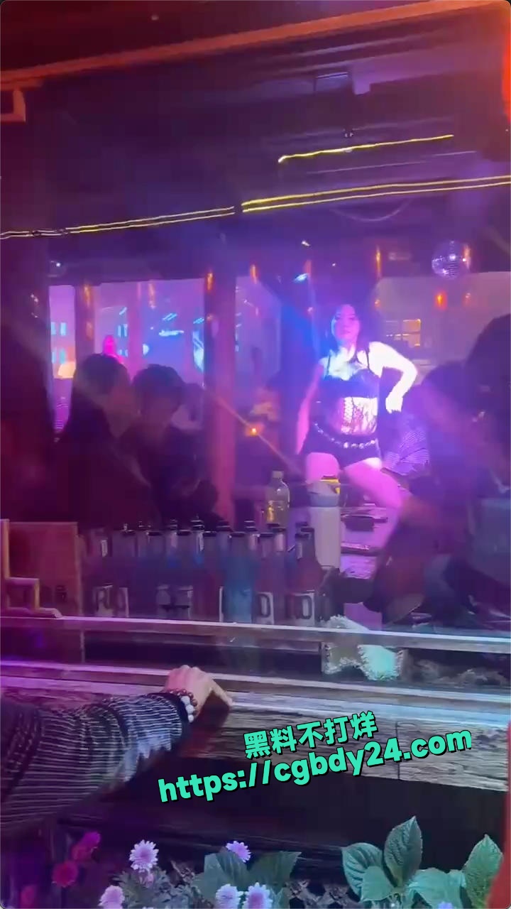 云南丽江酒吧的热舞让大爷根本挪不开步3
