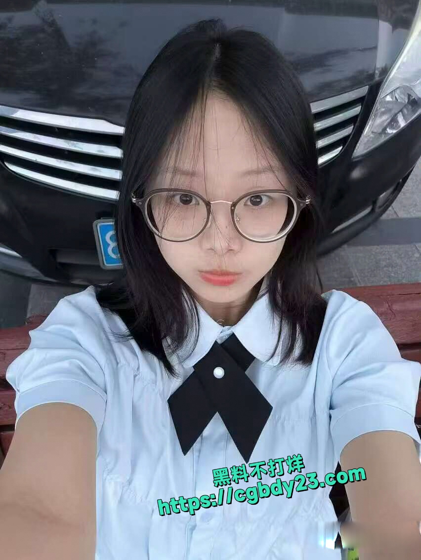 眼镜学生妹和男友居家私拍流出4