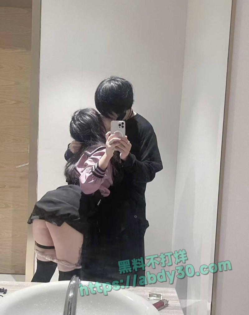 抖音地雷系博主吉他张与小帕13