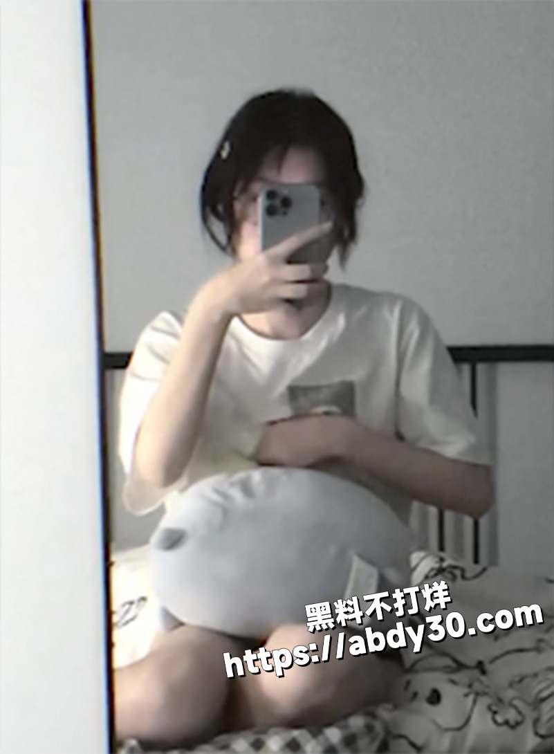 对镜自拍的小骚逼2