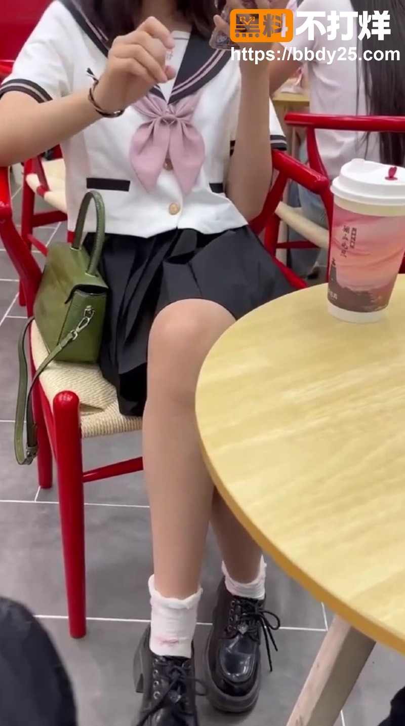 素人嫩妹被操到见红 6