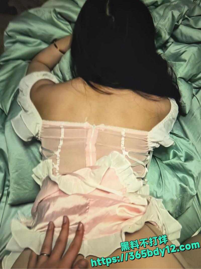 新婚小夫妇婚假疯狂操逼视频曝光3.
