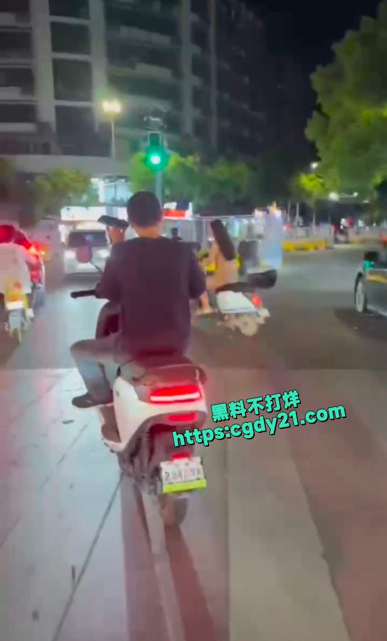 潮汕一女子当街脱衣，全身赤裸骑车闲逛5