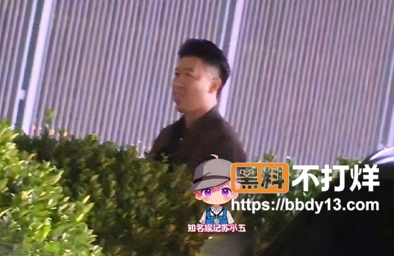 曹云金草丛边小便10