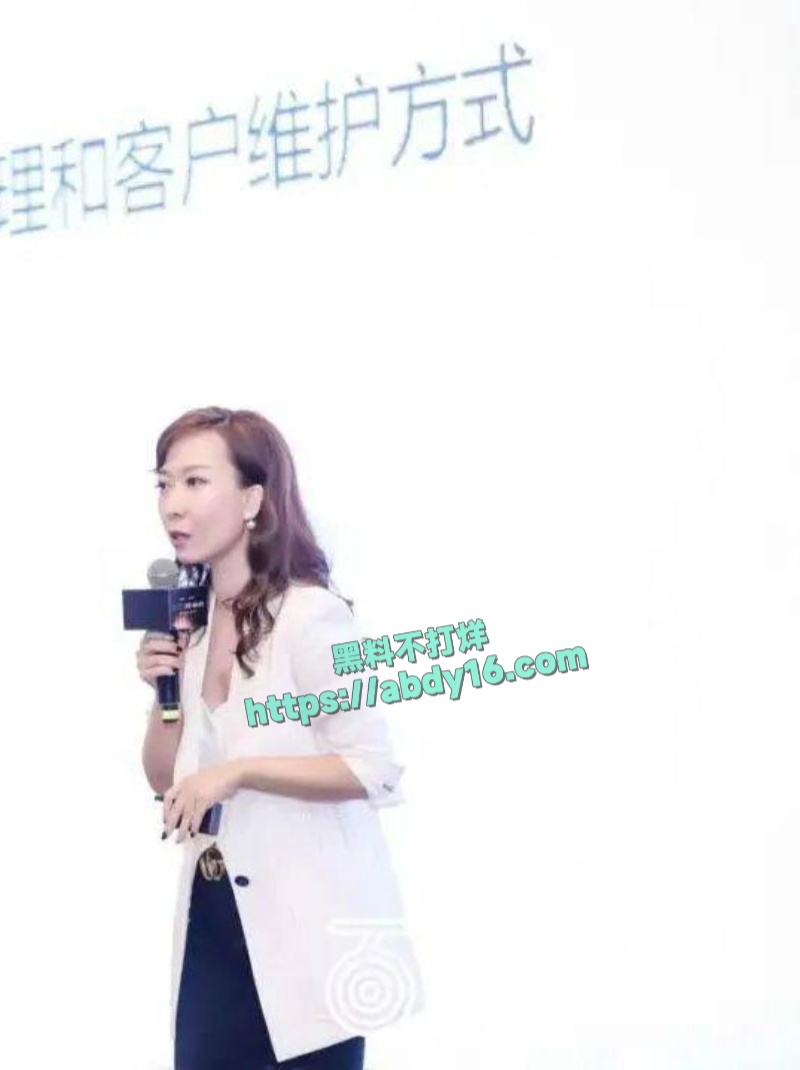 鲸灵集团CEO邬强强被妻子拉横幅曝出轨 13