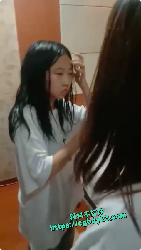 精神小妹年纪轻轻在外面搞仙人跳在外被真实不下5次1