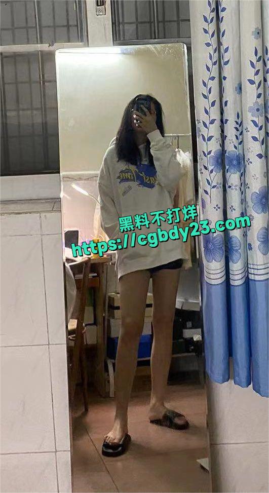 清纯腼腆的眼镜妹大学生