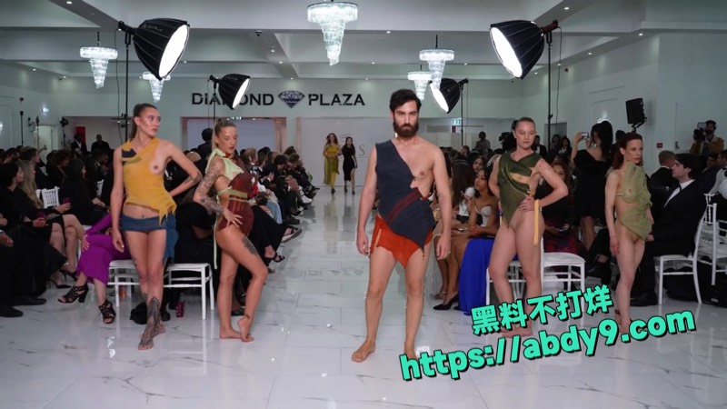 国际时尚展模特全裸试穿5