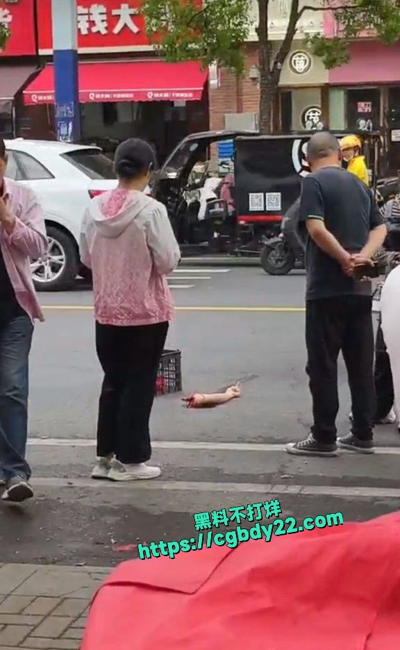 橡树湾二期刚才发生惨剧 夫妻吵架男的老婆胳膊砍掉了 自己跳楼了7