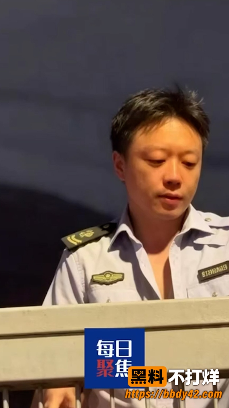 武汉黄鹤楼天桥城管赤膊猛踹小贩 2